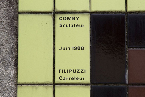 Carrelage mural : inscription donnant l'auteur, le fabricant et la date. © Région Bourgogne-Franche-Comté, Inventaire du patrimoine