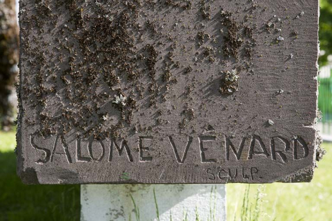 Signature sur la face latérale gauche. © Région Bourgogne-Franche-Comté, Inventaire du patrimoine