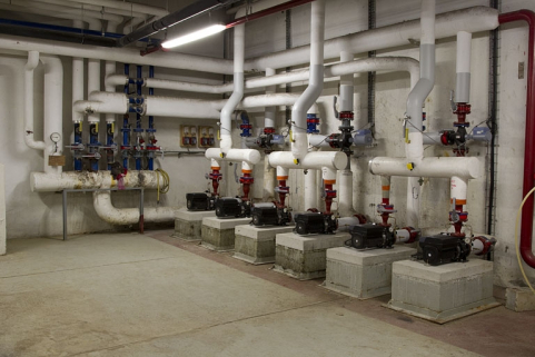 Bâtiment de l'internat ouest, chaufferie : les pompes. © Région Bourgogne-Franche-Comté, Inventaire du patrimoine