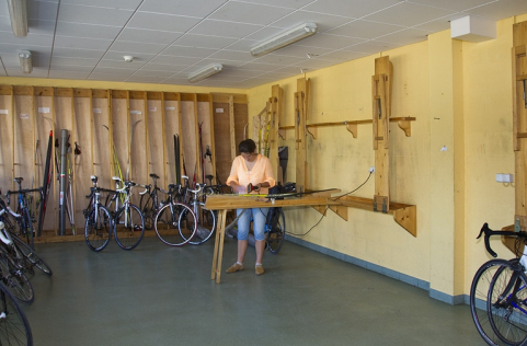 Bâtiment des salles techniques-internat : élève dans la salle de fartage. © Région Bourgogne-Franche-Comté, Inventaire du patrimoine