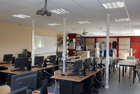 Ancien externat 1er cycle : salle de cours avec boutique pédagogique. © Région Bourgogne-Franche-Comté, Inventaire du patrimoine
