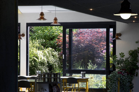 Restauration : un patio, vu depuis une salle. © Région Bourgogne-Franche-Comté, Inventaire du patrimoine