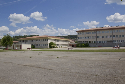 Ancien bâtiment des classe scientifiques, depuis les terrains de jeu à l'ouest. © Région Bourgogne-Franche-Comté, Inventaire du patrimoine