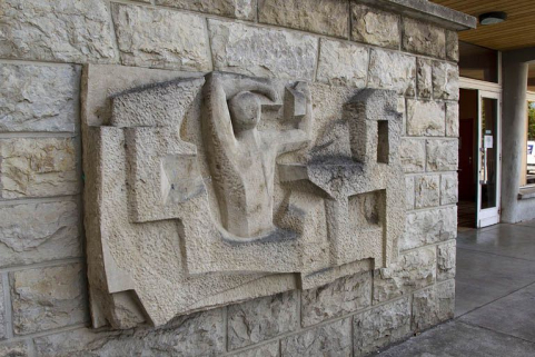 Bas-relief à gauche, vu de trois quarts. © Région Bourgogne-Franche-Comté, Inventaire du patrimoine