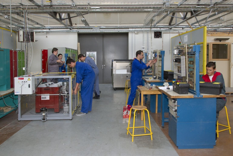 Atelier d'électrotechnique : élèves. © Région Bourgogne-Franche-Comté, Inventaire du patrimoine