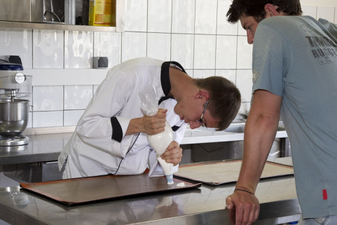 Bâtiment de l'hôtellerie : élève dans la cuisine pédagogique (sud). © Région Bourgogne-Franche-Comté, Inventaire du patrimoine