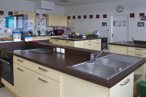 Bâtiment de l'hôtellerie (1er étage) : cuisine pédagogique de la formation sanitaire et sociale. La salle est équipée de différents modèles de cuisinière. © Région Bourgogne-Franche-Comté, Inventaire du patrimoine