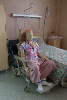 Bâtiment de l'hôtellerie (1er étage), hôpital pédagogique : salle de gériatrie, avec mannequin. © Région Bourgogne-Franche-Comté, Inventaire du patrimoine