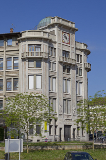 Corps d'entrée, de trois quarts gauche. © Région Bourgogne-Franche-Comté, Inventaire du patrimoine Corps d'entrée, de trois quarts gauche. © Région Bourgogne-Franche-Comté, Inventaire du patrimoine