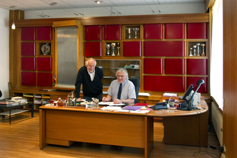 Bureau du proviseur : au mur une armoire bibliothèque réalisée par la section Agencement. MM. Joël Richard, proviseur (assis), et François Jacoutot, chef des travaux. © Région Bourgogne-Franche-Comté, Inventaire du patrimoine Bureau du proviseur : au mur une armoire bibliothèque réalisée par la section Agencement. MM. Joël Richard, proviseur (assis), et François Jacoutot, chef des travaux. © Région Bourgogne-Franche-Comté, Inventaire du patrimoine