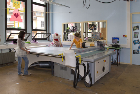 Table de coupe automatique, section BTS MMV (Métiers de la Mode - Vêtements) ex-IMS. © Région Bourgogne-Franche-Comté, Inventaire du patrimoine Table de coupe automatique, section BTS MMV (Métiers de la Mode - Vêtements) ex-IMS. © Région Bourgogne-Franche-Comté, Inventaire du patrimoine