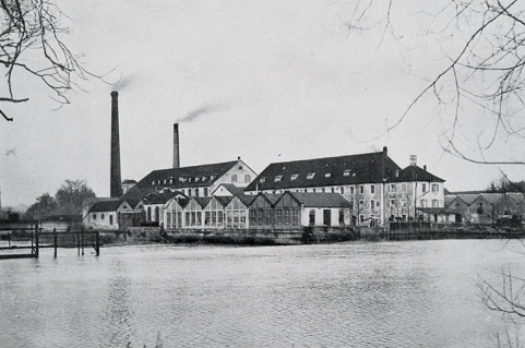 Filatures et tissages Japy [usine d'Audincourt depuis la rive gauche du Doubs]. © Région Bourgogne-Franche-Comté, Inventaire du patrimoine