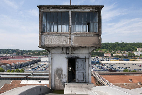 Entrepôt de stockage de véhicules (201) : vue de détail de la guérite. © Région Bourgogne-Franche-Comté, Inventaire du patrimoine Entrepôt de stockage de véhicules (201) : vue de détail de la guérite. © Région Bourgogne-Franche-Comté, Inventaire du patrimoine
