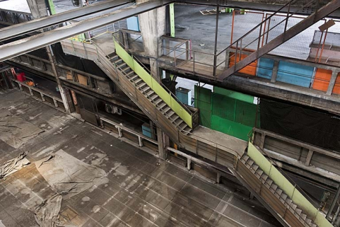 Vue intérieure de l'entrepôt de stockage de véhicules (201) : détail des escaliers. © Région Bourgogne-Franche-Comté, Inventaire du patrimoine Vue intérieure de l'entrepôt de stockage de véhicules (201) : détail des escaliers. © Région Bourgogne-Franche-Comté, Inventaire du patrimoine