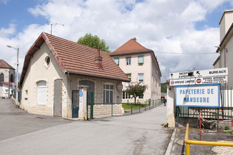 Conciergerie et bâtiment administratif à l'entrée du site. © Région Bourgogne-Franche-Comté, Inventaire du patrimoine