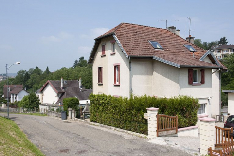 Maison jumelée. Vue de trois quarts droite. © Région Bourgogne-Franche-Comté, Inventaire du patrimoine Maison jumelée. Vue de trois quarts droite. © Région Bourgogne-Franche-Comté, Inventaire du patrimoine