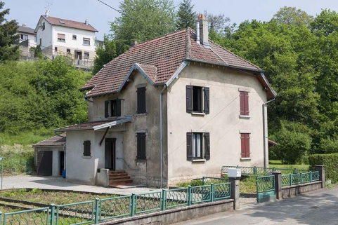 Maison jumelée. Vue de trois quarts. © Région Bourgogne-Franche-Comté, Inventaire du patrimoine Maison jumelée. Vue de trois quarts. © Région Bourgogne-Franche-Comté, Inventaire du patrimoine