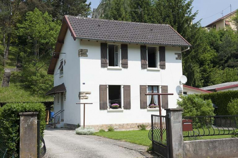 Maison individuelle. Vue de trois quarts gauche. © Région Bourgogne-Franche-Comté, Inventaire du patrimoine Maison individuelle. Vue de trois quarts gauche. © Région Bourgogne-Franche-Comté, Inventaire du patrimoine