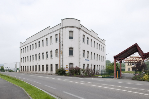 Immeuble de bureaux situé au sud de l'entrée. © Région Bourgogne-Franche-Comté, Inventaire du patrimoine Immeuble de bureaux situé au sud de l'entrée. © Région Bourgogne-Franche-Comté, Inventaire du patrimoine