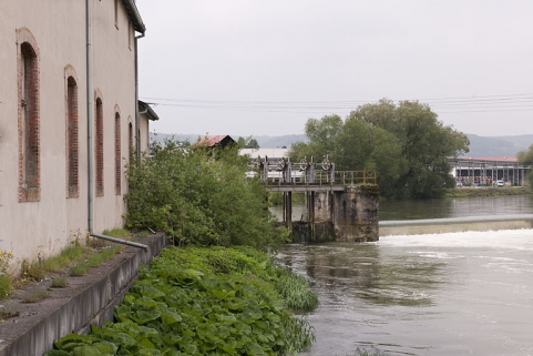 Façade nord du bâtiment industriel et vannage du barrage. © Région Bourgogne-Franche-Comté, Inventaire du patrimoine Façade nord du bâtiment industriel et vannage du barrage. © Région Bourgogne-Franche-Comté, Inventaire du patrimoine