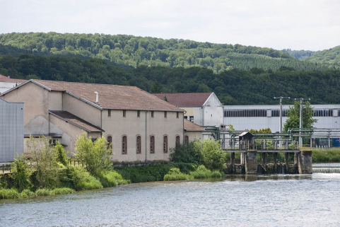 Vue d'ensemble depuis le pont en aval. © Région Bourgogne-Franche-Comté, Inventaire du patrimoine Vue d'ensemble depuis le pont en aval. © Région Bourgogne-Franche-Comté, Inventaire du patrimoine