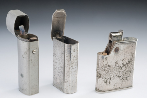 Briquets et boîte d'allumettes. © Région Bourgogne-Franche-Comté, Inventaire du patrimoine Briquets et boîte d'allumettes. © Région Bourgogne-Franche-Comté, Inventaire du patrimoine