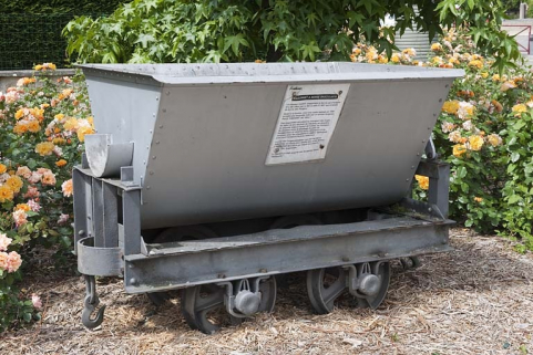 Wagonnet servant au transport du laitier vers le crassier, tiré par des locomotives "Decauville" (seul le châsis est d'origine). © Région Bourgogne-Franche-Comté, Inventaire du patrimoine
