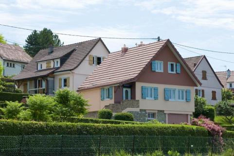 Maisons individuelles à flanc de colline. © Région Bourgogne-Franche-Comté, Inventaire du patrimoine