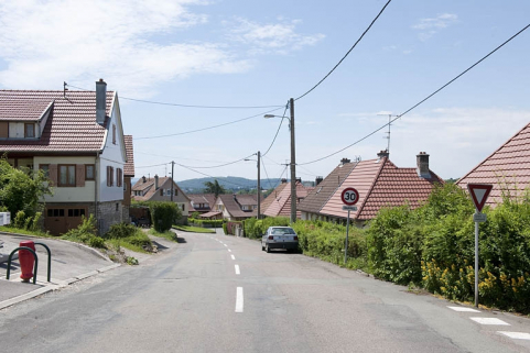 Maisons individuelles et jumelles bordant la rue Raoul Delattre. © Région Bourgogne-Franche-Comté, Inventaire du patrimoine
