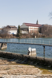 Vue d'ensemble des bâtiments est depuis le barrage. © Région Bourgogne-Franche-Comté, Inventaire du patrimoine