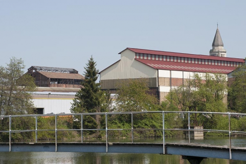 Les bâtiments du gazogène et de l'aciérie depuis le barrage. © Région Bourgogne-Franche-Comté, Inventaire du patrimoine