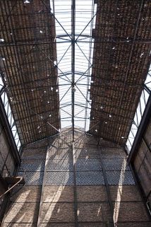 Vue intérieure du bâtiment du gazogène. Pignon est et charpente métallique. © Région Bourgogne-Franche-Comté, Inventaire du patrimoine