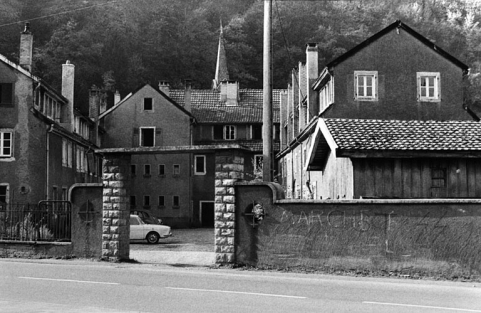 Bâtiments industriels situés à l'ouest de la route nationale. © Région Bourgogne-Franche-Comté, Inventaire du patrimoine
