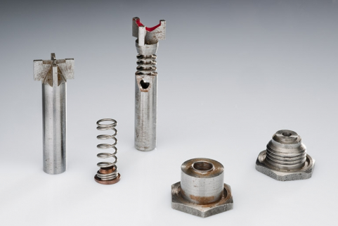 Gicleurs d'amortisseurs, ressorts et sièges de clapet. © Région Bourgogne-Franche-Comté, Inventaire du patrimoine