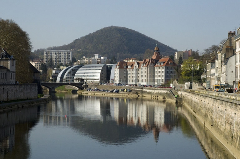 Vue des quais du Doubs, avec la colline de Rosemont à l'arrière plan, vue rapprochée. © Région Bourgogne-Franche-Comté, Inventaire du Patrimoine