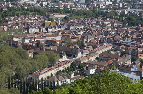 Vue du quartier de l'hôpital Saint-Jacques, depuis la colline de Chaudanne. © Région Bourgogne-Franche-Comté, Inventaire du Patrimoine