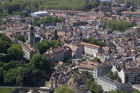 Vue du quartier capitulaire autour de la cathédrale Saint-Jean, depuis la colline de Bregille. © Région Bourgogne-Franche-Comté, Inventaire du Patrimoine