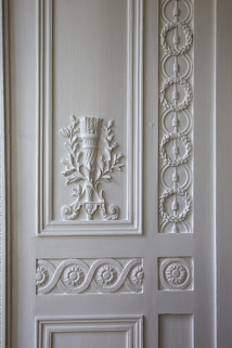 Intérieur, salon du rez-de-chaussée de l'aile gauche : détail du décor d'un panneau de lambris. © Région Bourgogne-Franche-Comté, Inventaire du Patrimoine