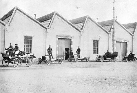 Manutention de châssis devant un atelier. © Région Bourgogne-Franche-Comté, Inventaire du patrimoine Manutention de châssis devant un atelier. © Région Bourgogne-Franche-Comté, Inventaire du patrimoine