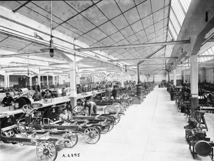Usine d'Audincourt (?). Atelier de montage des châssis. © Région Bourgogne-Franche-Comté, Inventaire du patrimoine Usine d'Audincourt (?). Atelier de montage des châssis. © Région Bourgogne-Franche-Comté, Inventaire du patrimoine