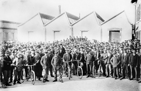 Ouvriers à la sortie de l'usine. © Région Bourgogne-Franche-Comté, Inventaire du patrimoine Ouvriers à la sortie de l'usine. © Région Bourgogne-Franche-Comté, Inventaire du patrimoine