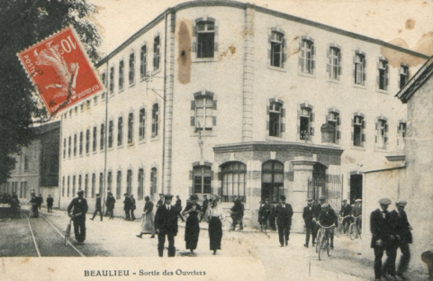 Beaulieu. Sortie des ouvriers. Carte postale., s.n., s.d. [début du 20e siècle]. © Région Bourgogne-Franche-Comté, Inventaire du patrimoine