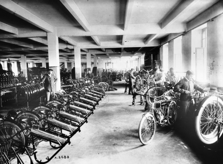 Atelier de montage des motocyclettes. © Région Bourgogne-Franche-Comté, Inventaire du patrimoine Atelier de montage des motocyclettes. © Région Bourgogne-Franche-Comté, Inventaire du patrimoine