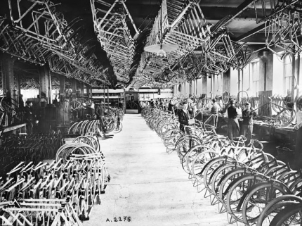 Atelier de montage des bicyclettes. © Région Bourgogne-Franche-Comté, Inventaire du patrimoine Atelier de montage des bicyclettes. © Région Bourgogne-Franche-Comté, Inventaire du patrimoine