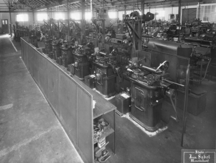 Vue intérieure de l'atelier. Batterie de machines (à décolleter ?). © Région Bourgogne-Franche-Comté, Inventaire du patrimoine