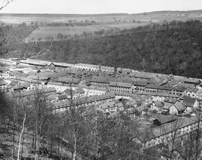 Cités ouvrières et usine depuis le sud. © Région Bourgogne-Franche-Comté, Inventaire du patrimoine Cités ouvrières et usine depuis le sud. © Région Bourgogne-Franche-Comté, Inventaire du patrimoine