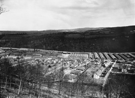Vue d'ensemble des cités ouvrières et de l'usine. © Région Bourgogne-Franche-Comté, Inventaire du patrimoine Vue d'ensemble des cités ouvrières et de l'usine. © Région Bourgogne-Franche-Comté, Inventaire du patrimoine