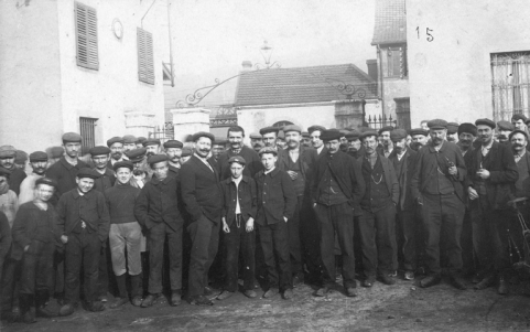 Groupe d'ouvriers à la portière centrale de l'usine. © Région Bourgogne-Franche-Comté, Inventaire du patrimoine Groupe d'ouvriers à la portière centrale de l'usine. © Région Bourgogne-Franche-Comté, Inventaire du patrimoine
