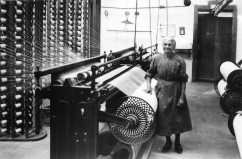 Ouvrière devant un ourdissoir. © Région Bourgogne-Franche-Comté, Inventaire du patrimoine