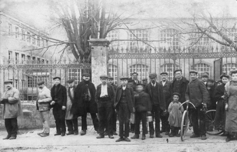 Groupe d'ouvriers devant l'usine. © Région Bourgogne-Franche-Comté, Inventaire du patrimoine Groupe d'ouvriers devant l'usine. © Région Bourgogne-Franche-Comté, Inventaire du patrimoine